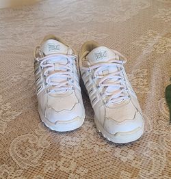Size 8.5 Women's Tennis Shoes (White)