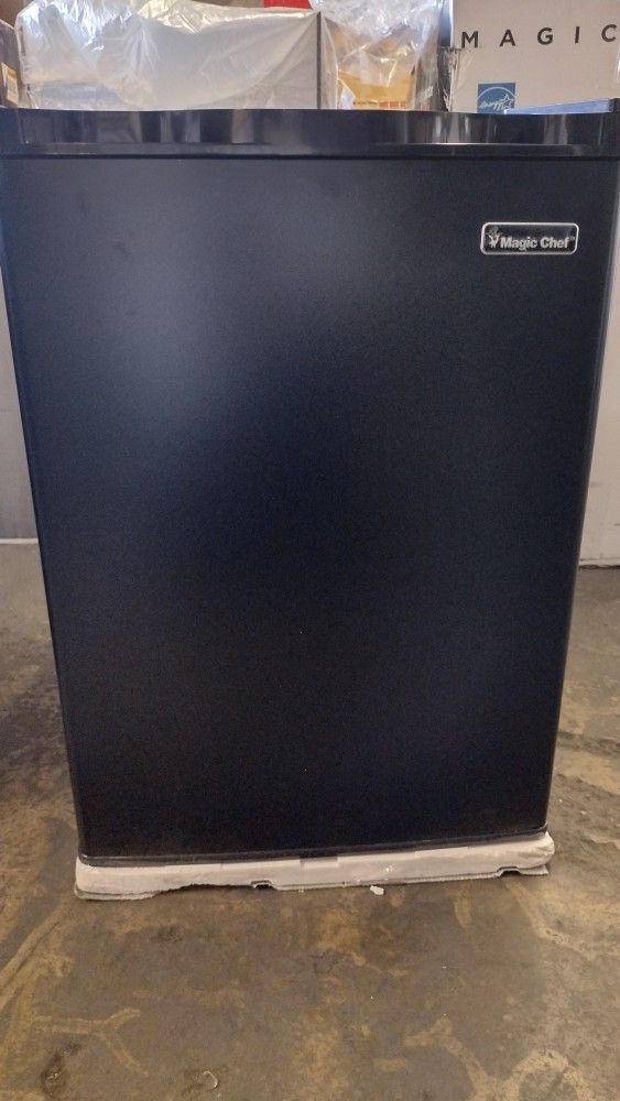 Magic Chef 2.6 Cubic Feet Mini Refrigerator