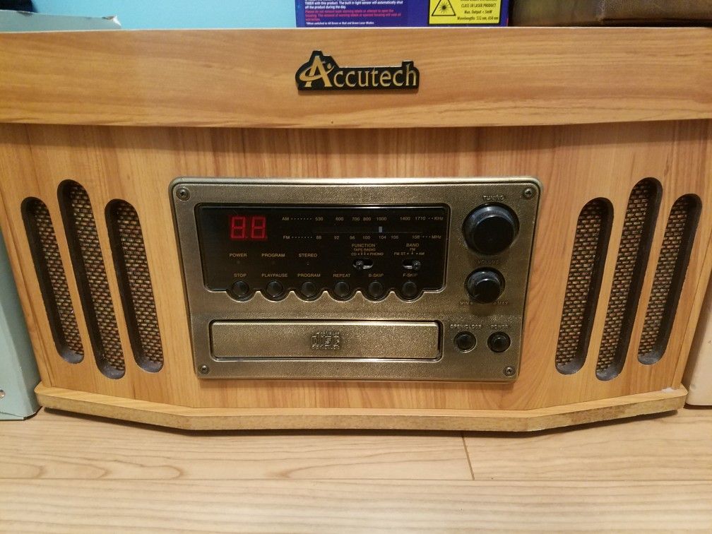 Accutech Record player / CD player / Casset player / AM FM Radio