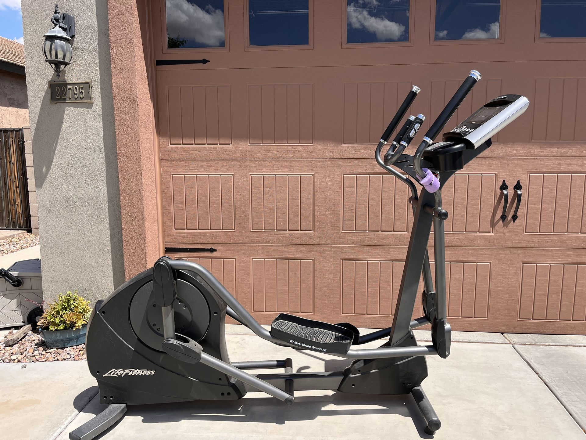 Life fitness elliptical machine