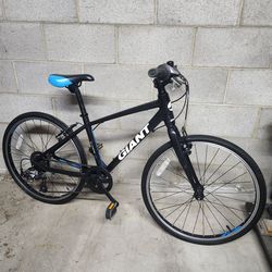 Used 24 kids giant escape Jr hybrid / road