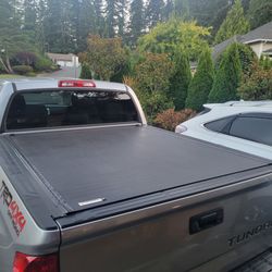 Tonneau Cover! Tundra Crewmax! 5.5ft Bed! Locking! Roll Up with Hinged Aluminum Slats! Heavy Duty & Secure!