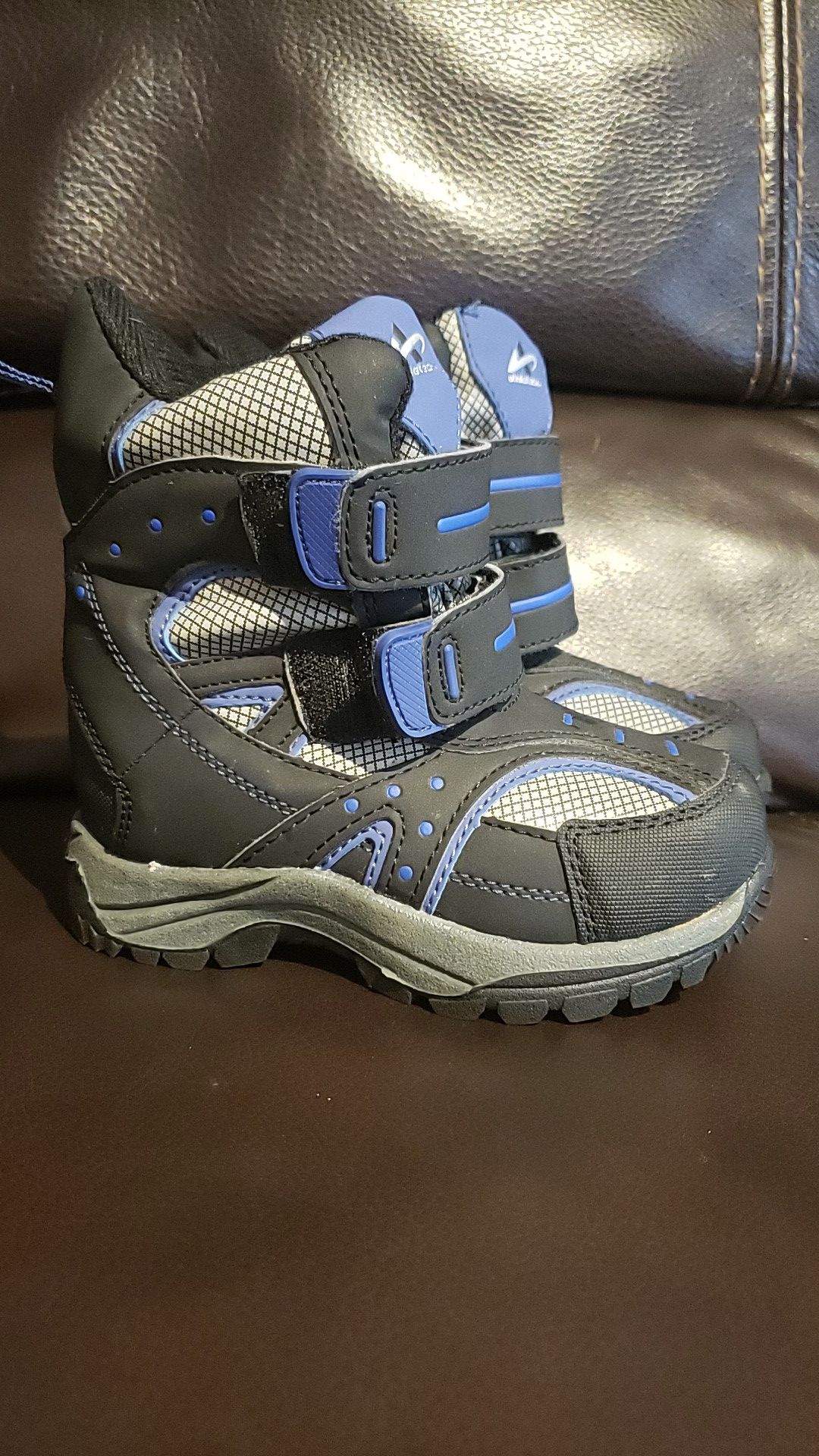 Size 8 snow boots shoes for boy or girl toddler winter
