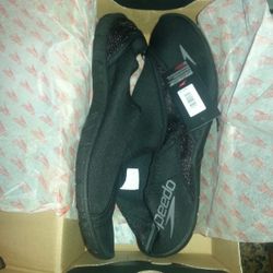 Speedo Men'S Surfwalker 3.0 Water Shoe size 10 

Description:
100% neoprene upper
Imported
Rubber sole
Updated speedo water shoe
Stretch upper allows 