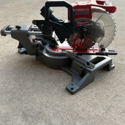 Milwaukee M18 FUEL 18V Lithium-Ion Brushless Cordless 7-1/4 in. Dual Bevel Sliding Compound Miter Saw (Tool-Only)