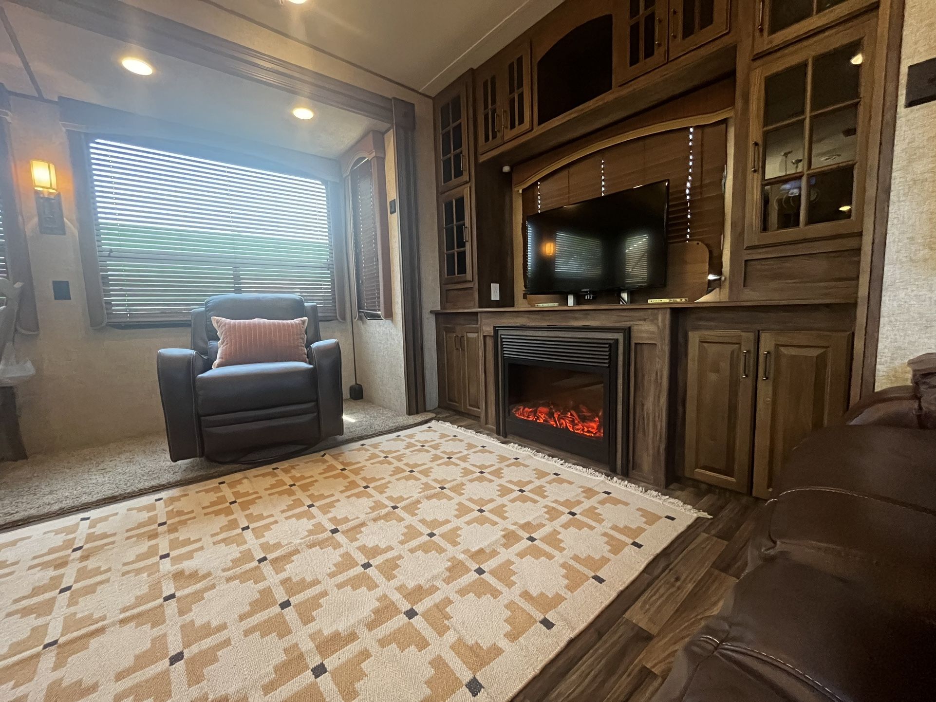 2015 Fifth Wheel RV In Amazing Conditions 4 Slides Out