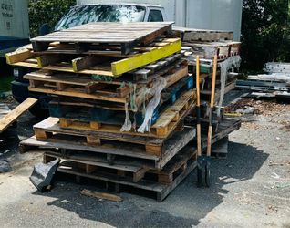 *FREE* Wood Pallets & Wood Table