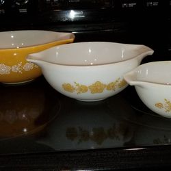 Pyrex Kitchen | Vintage Set Of Pyrex Gooseneck Nesting Bowls | Color: Orange/Yellow/White | - 13 in, 11 in, 7 in. All three as a set for $127