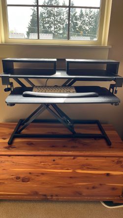 Manual adjustable sit/stand desk topper
