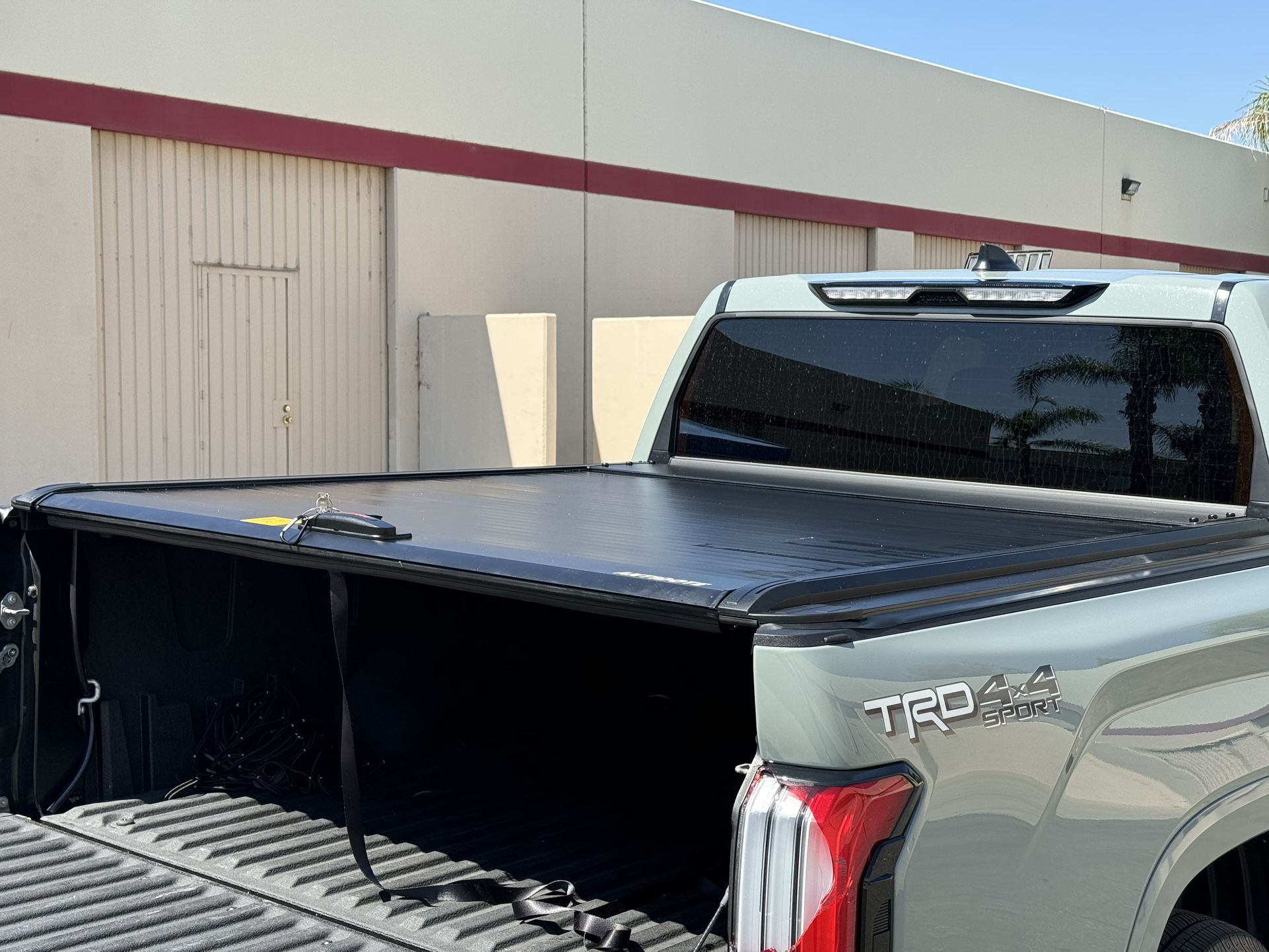 Retractable Tonneau Cover With T Track System & Lock