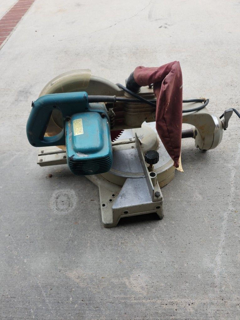 MAKITA 10in compound miter saw