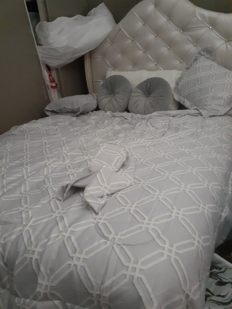 Queen Size Bedroom Set ( No Mattress