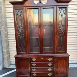 Beautiful hutch cabinet with lights and glass shelves/hermoso gabinete con luz y repisas de vidrio