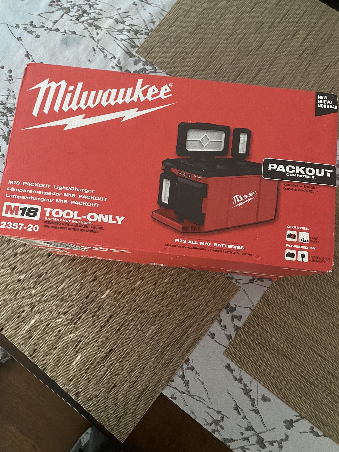 Milwaukee M18 PACKOUT Light And Charger