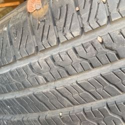 Goodyear Territory 275/60R20  Una Esta Parchada Y La Otra Tiene Clavo 