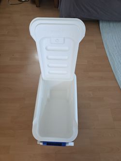 Igloo cooler with 2 wheels and lid