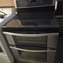 WHIRLPOOL STAINLESS STEEL GLASSTOP INDUCTION DOUBLE OVEN STOVE.....$ 400
