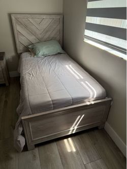 Set of 2 twin beds
