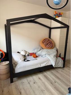 House framed twin bed