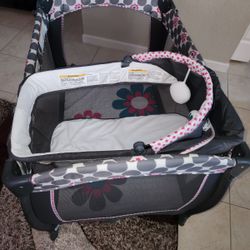 Baby Trend Lil' Snooze™ Deluxe II Nursery Center® Playard, Daisy Dots