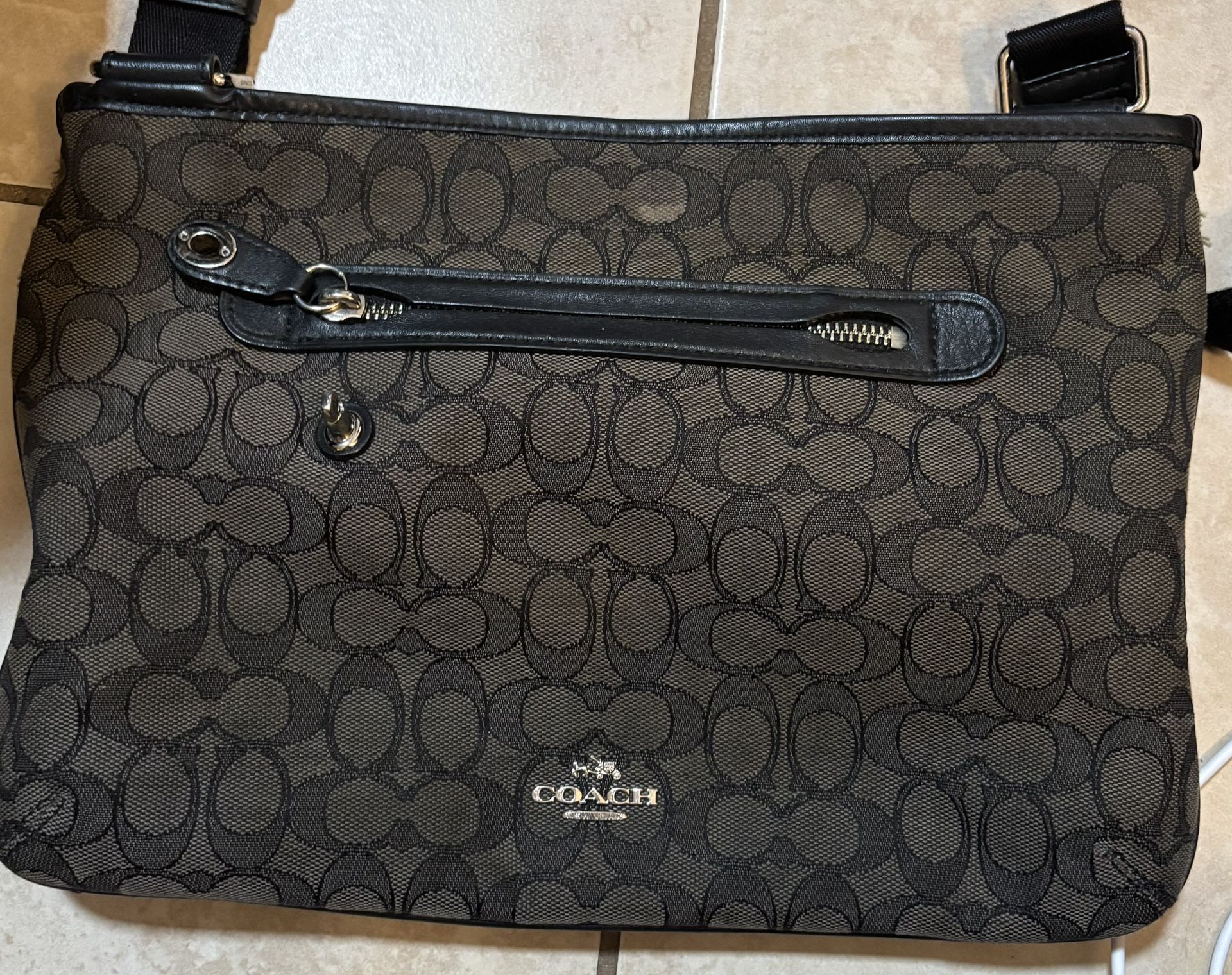 Coach - Used Black Signature Crossbody Bag