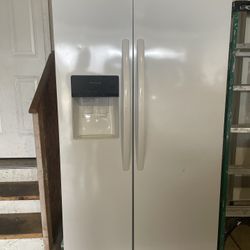 FRIGIDAIRE REFRIGERATOR IN  EXCELLENT  CONDITION 