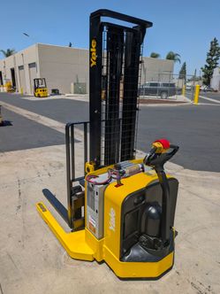 2012 Yale electric walkie stacker 1775 hours model MSW 040sfn24tv087