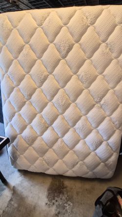 Queen size bed mattress and box spring "Clean"