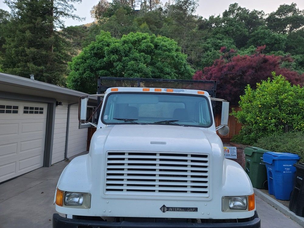 2000 International 4700 T444E Low Profile 14' Flatbed automatic transmission 