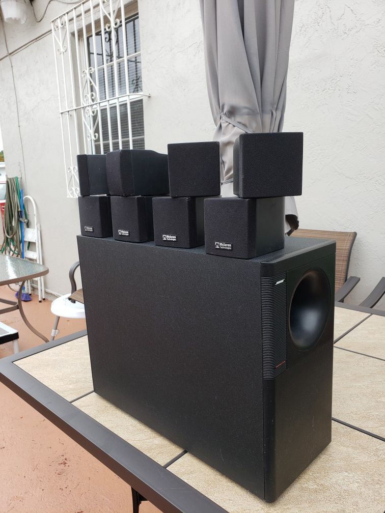 Bose Acoustimass 5 serie ll + speakers McLaren Technologies.