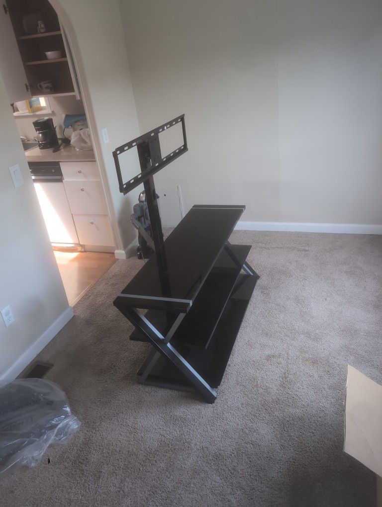Free TV Stand ! Missing TV Mount !