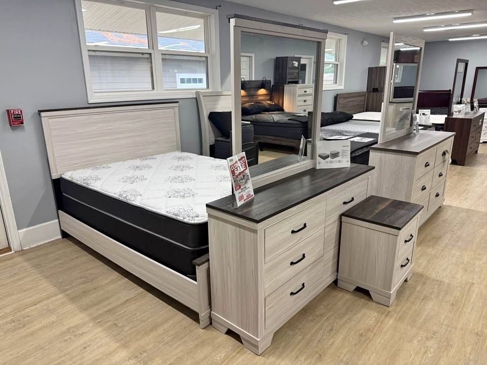 Queen Bedroom Set • BRAND NEW 🤩