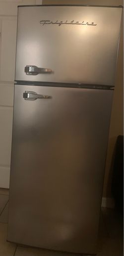 Frigidaire Mini(4’5) Refrigerator with top freezer
