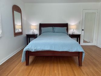 Pottery Barn Valencia Queen Bedroom Set - Mahogany - 4 pieces