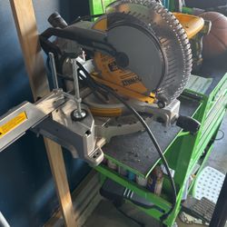 DEWALT 12-Inch Miter Saw, 15-Amp, Single Bevel, Compound (DWS715),Black