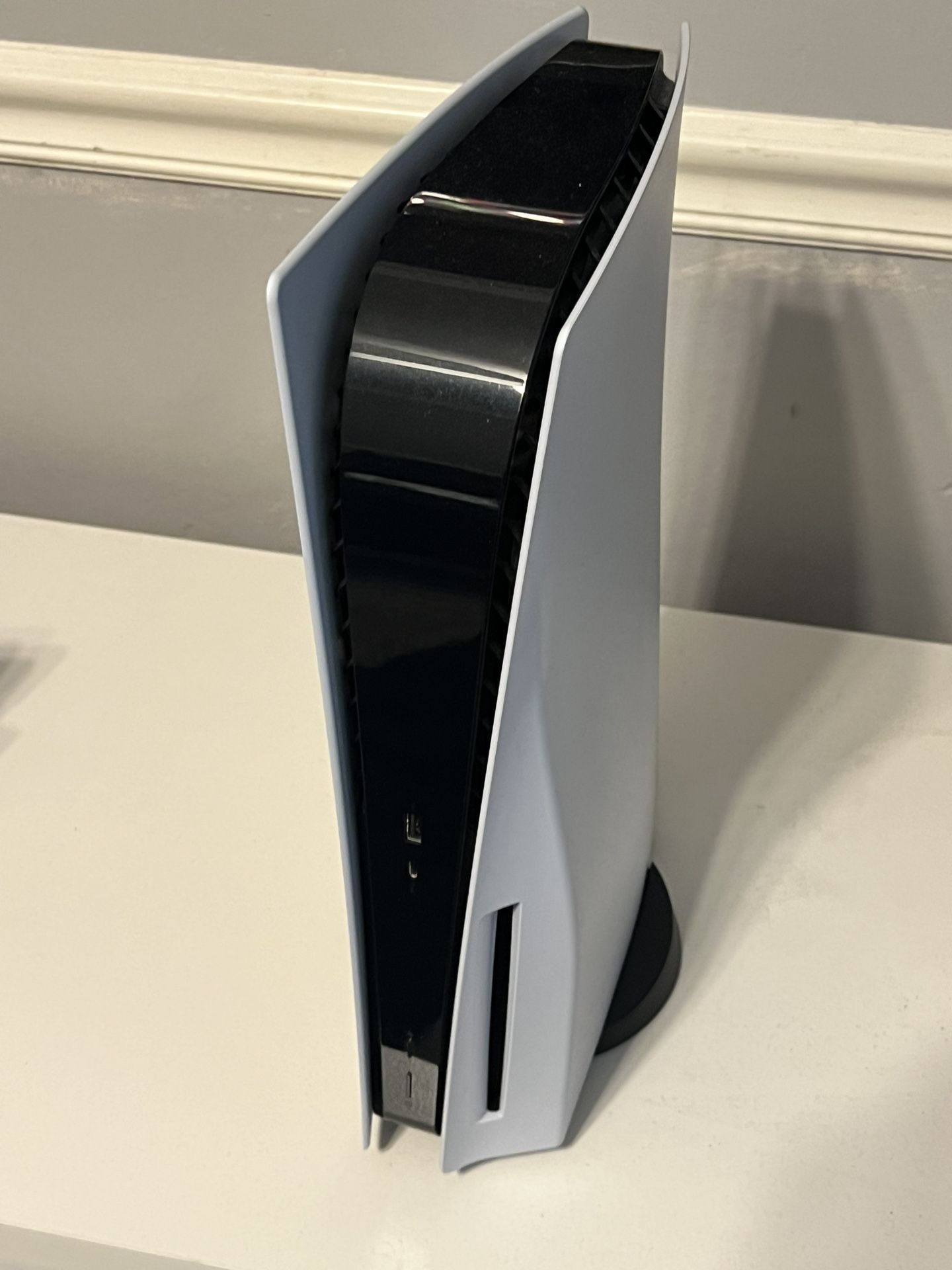 PLAYSTATION 5 DISC VERSION W GTA AND CONTROLLER Consoles