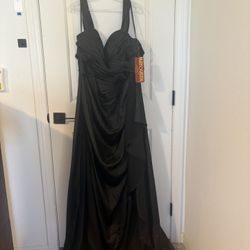 Formal Black Dress / Size 16 / Never Wore 