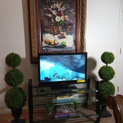Emerson Not SMART TV W/ Remote And 3 Tier TV Stand On Wheels