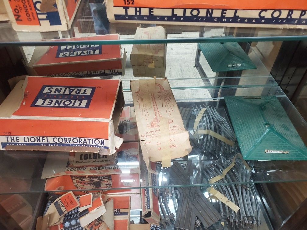 Lionel Train Complete Set with BoxesSee photos..everything you need and boxes