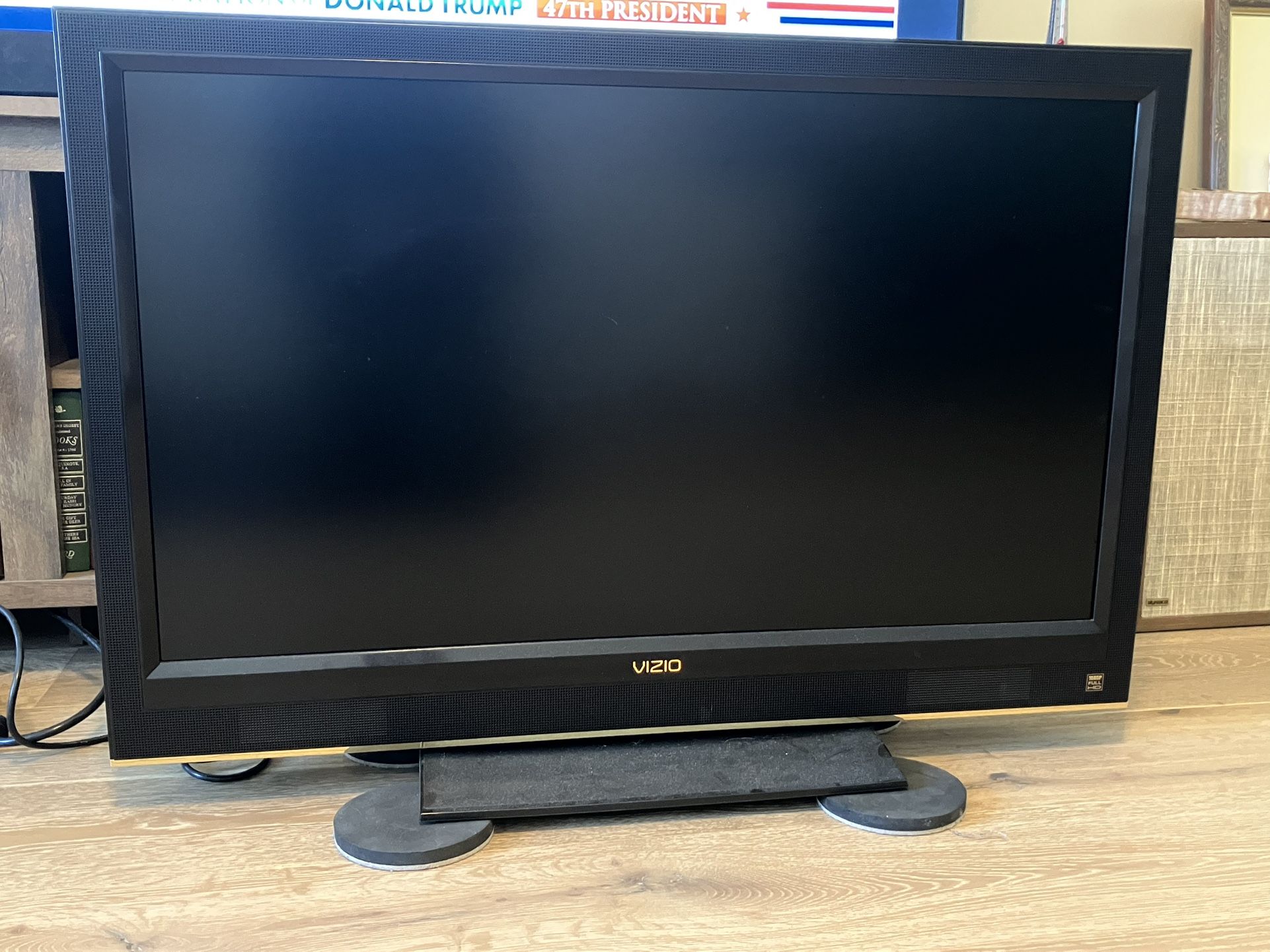 TV VIZIO LCD HDTV 37”