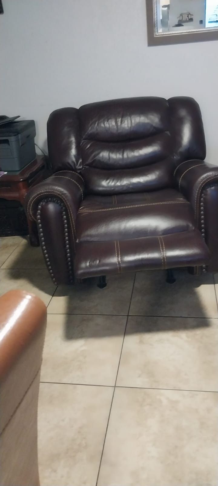 Rooms To Go Recliner & Rocker