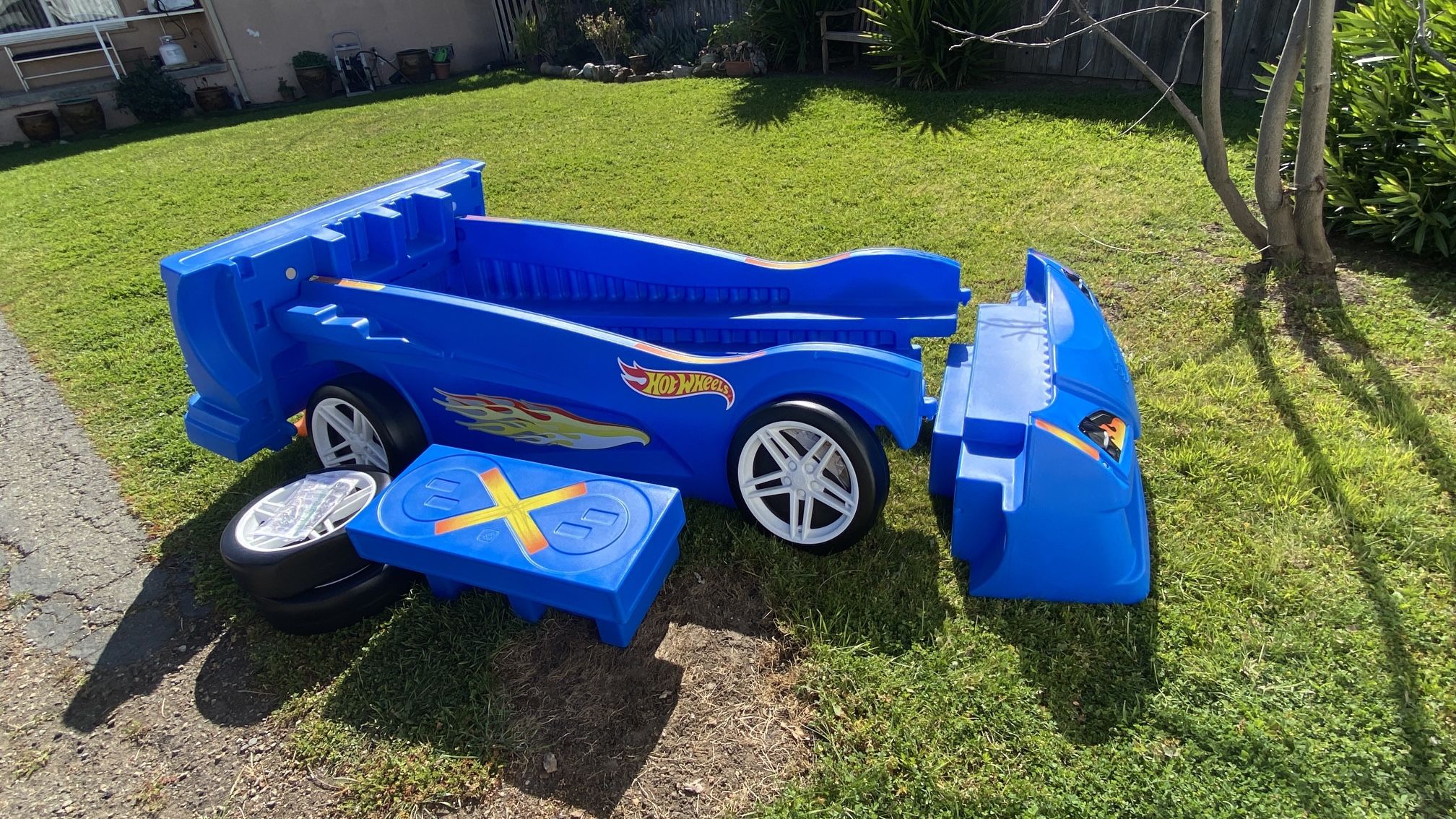 Step2 Hot Wheels Toddler-to-Twin Race Car Bed