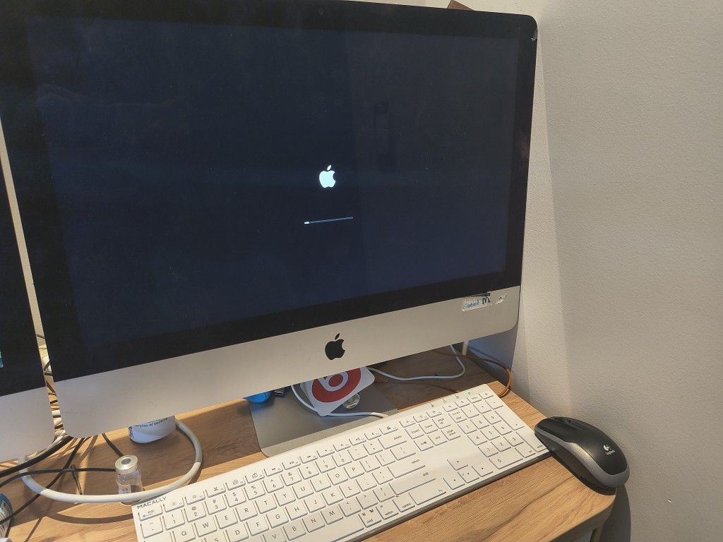 Late 2017 21.5 Inch 4k IMac W/ Intel Core i5 8GB RAM and A 1tb HDD. Keyboard And Mouse Included.