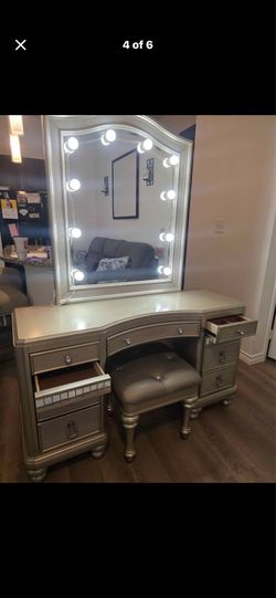 Vanity/stools and working lights