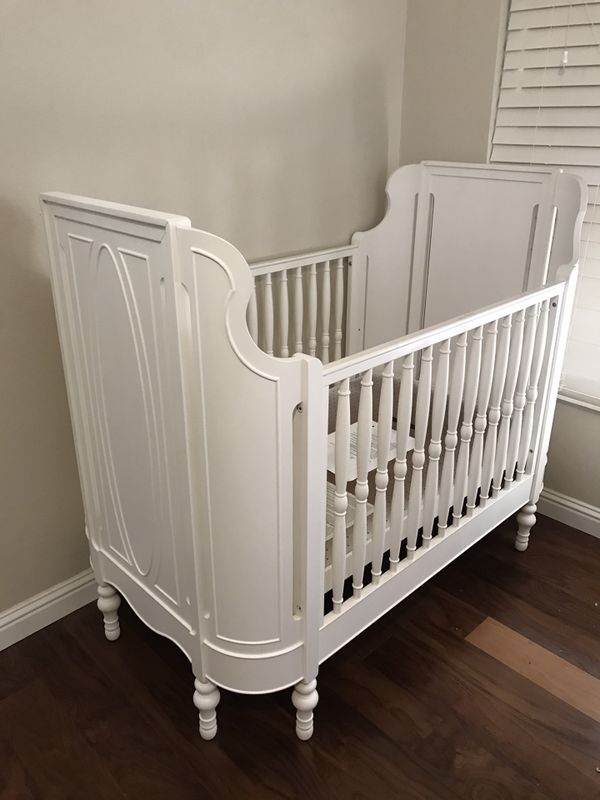 Adorable and stunning pottery barn crib. Solid wood construction