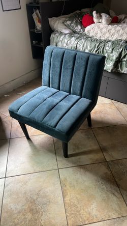 Used Blue Lounge Chair – Affordable & Cozy