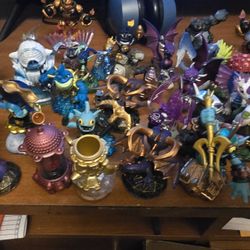 SKYLANDERS ALL GOOD CONDITION 