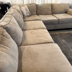 Beautiful Large Sectional Couch – Perfect for Family / Movie Nights