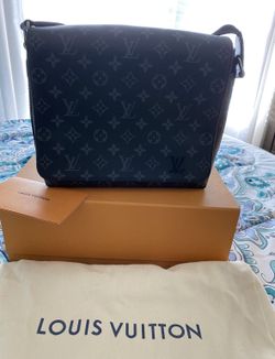 louis vuitton district pm messenger bag for Sale in Rockaway Beac