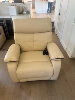 Like New Power Lift Recliner w/ Heat, Massage & USB
